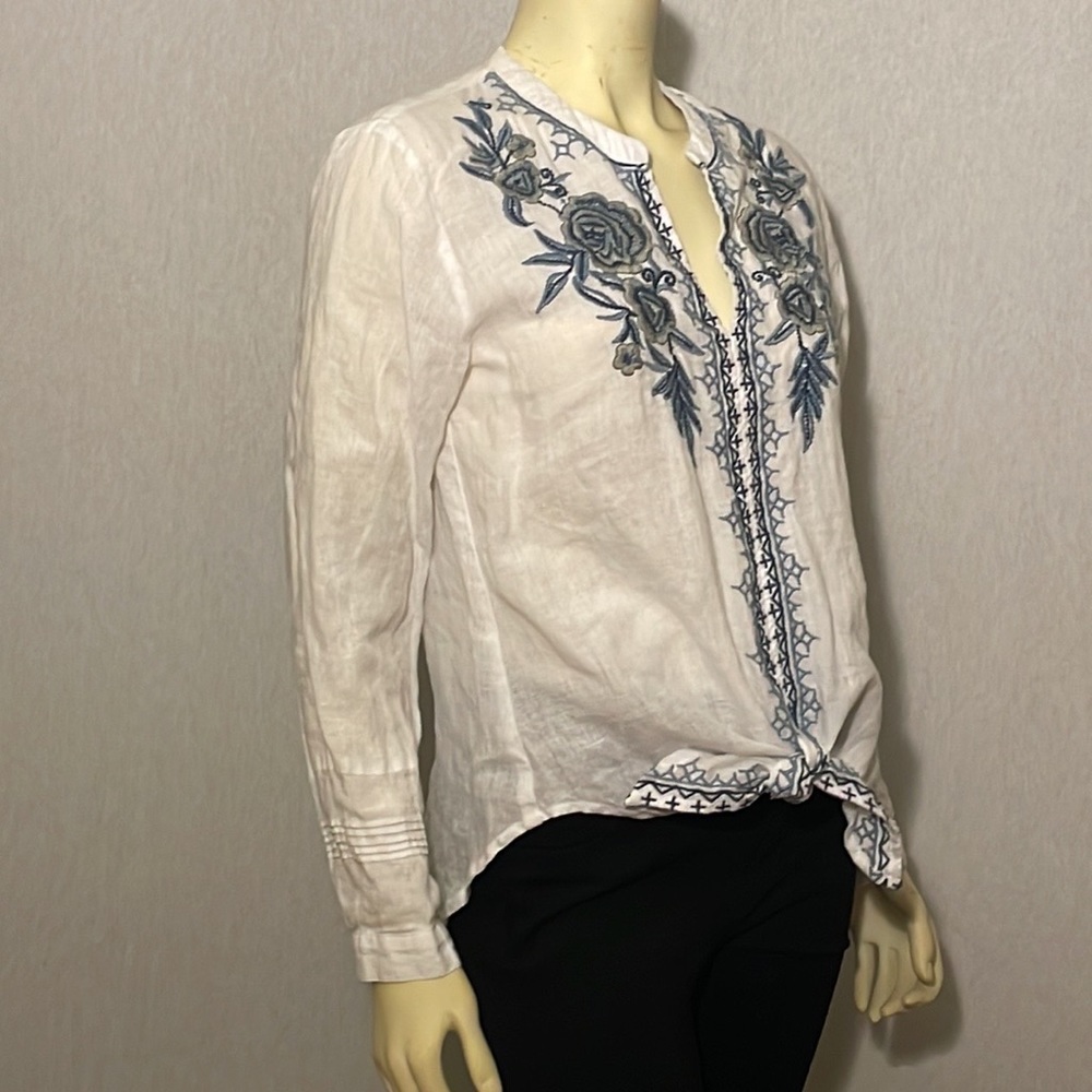 Kyla Seo, tie front, embroidered blouse, size small.